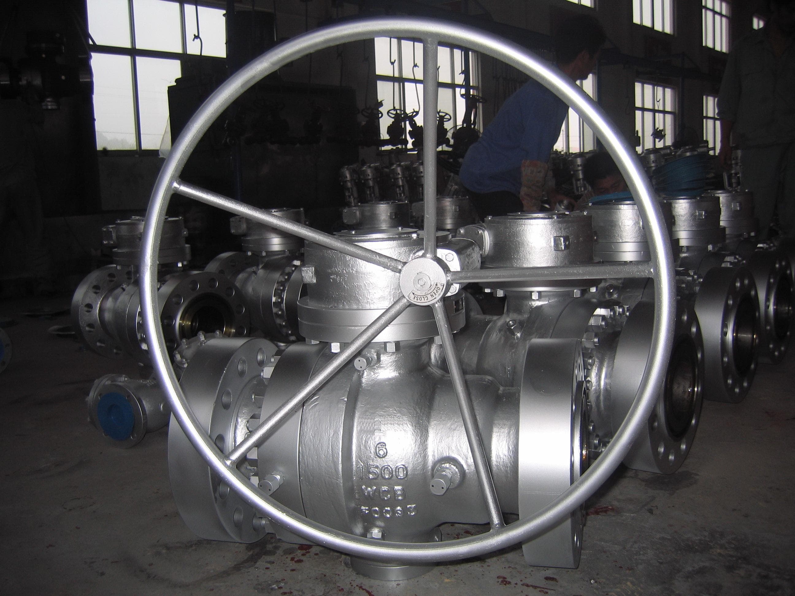 Industrial ball valve with spherical closure element for flow control in pipelines