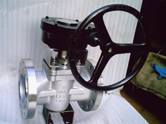 Plug valve with cylindrical or tapered plug for tight shut-off in process piping