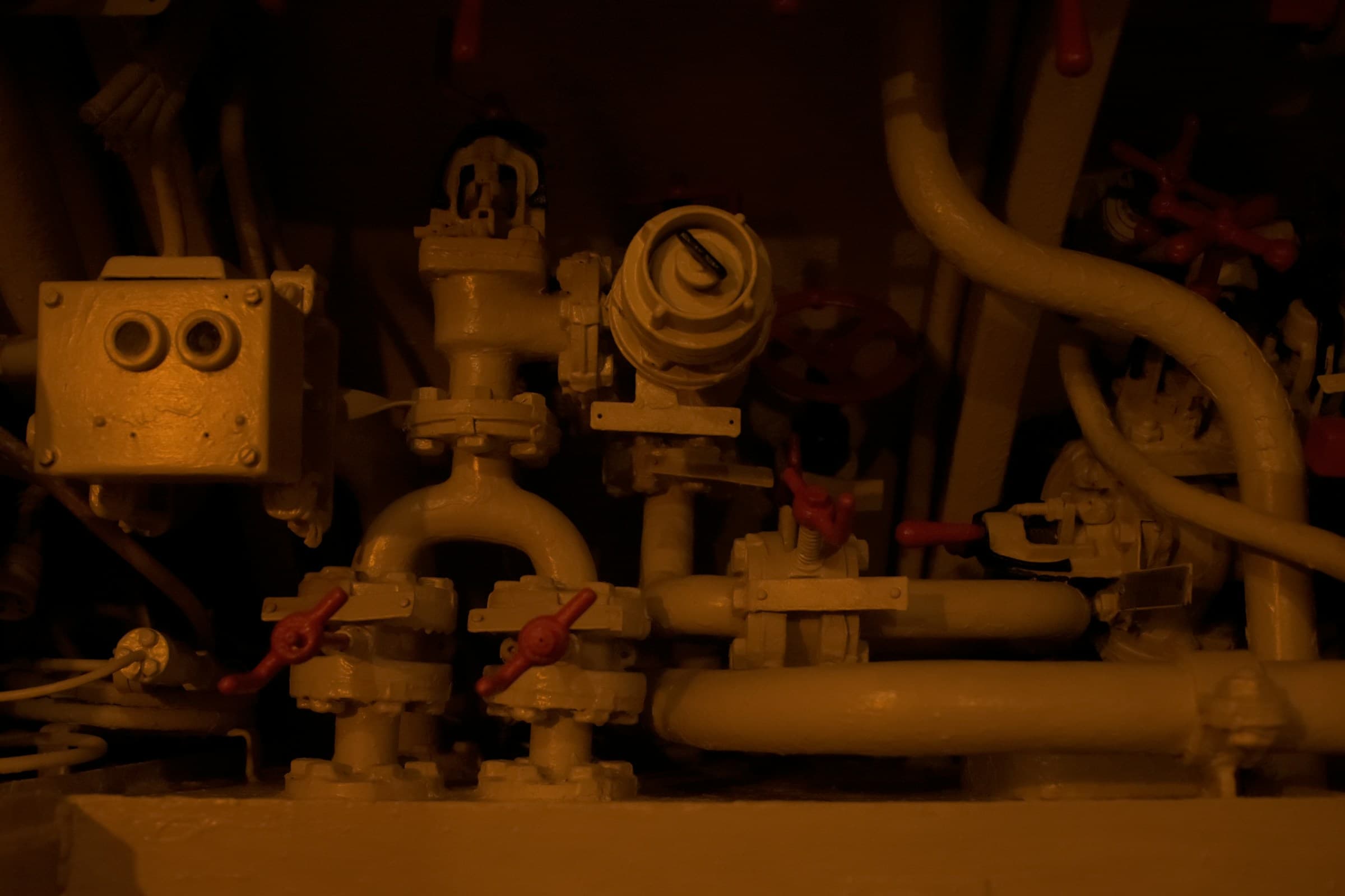 Thermal power plant with steam turbines and high-pressure industrial valves