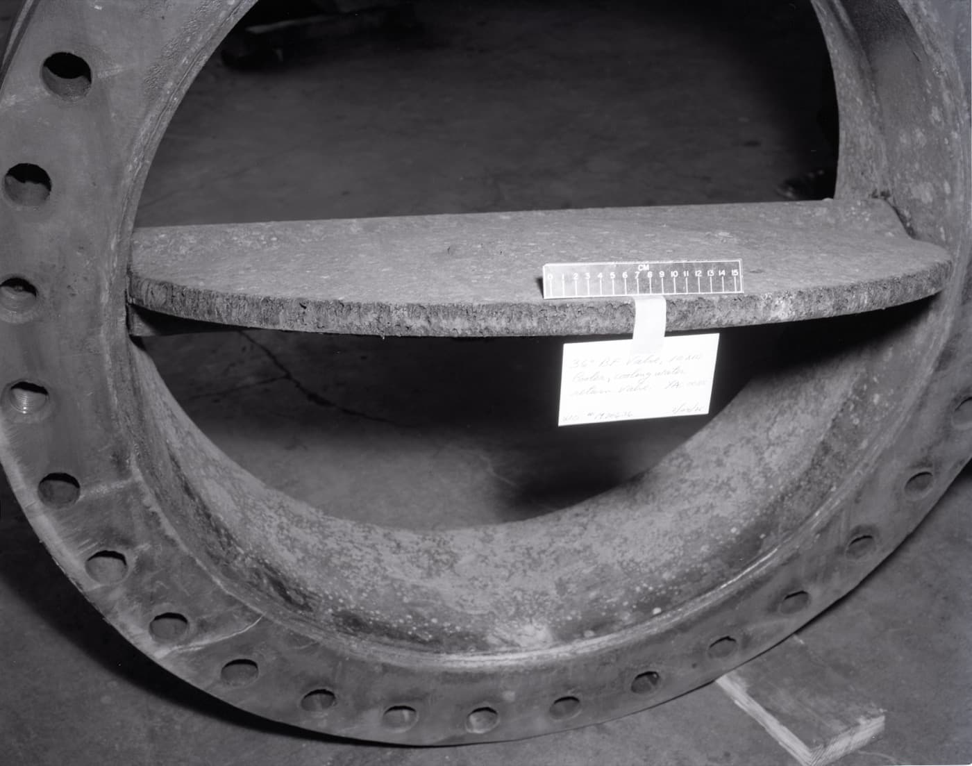 Butterfly valve with disc-shaped closure element used in large diameter piping systems