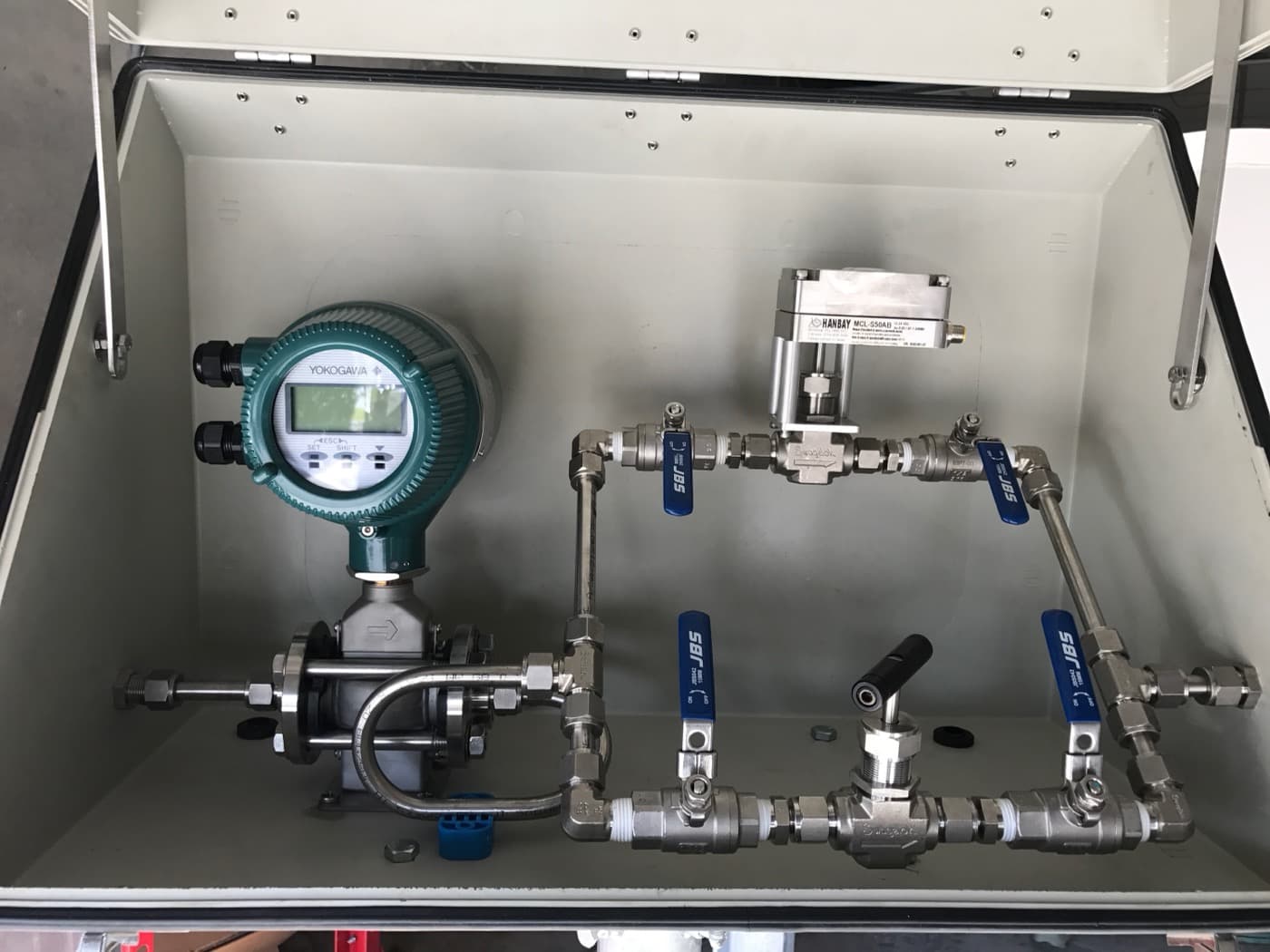Needle valve for precise fine flow control in instrumentation and high-pressure lines